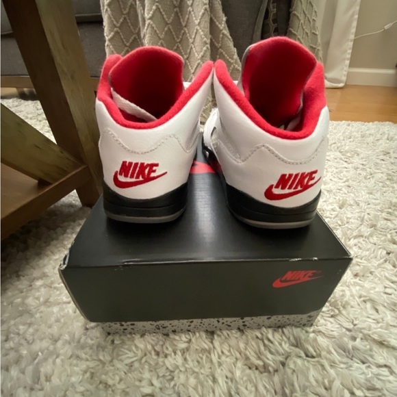 Kids retro fire red 5’s Jordan shoes - Picture 4 of 8